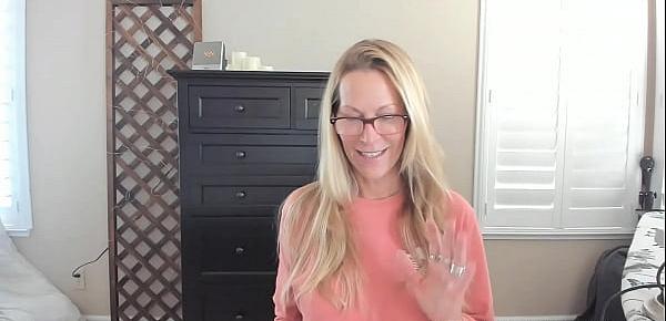  Sexy Milf Camgirl Gives An Honest Dick Rating For Forearmguy  jessryan.manyvids.com